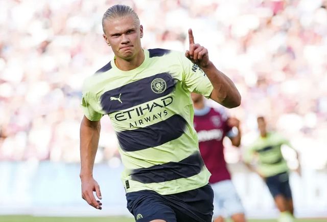 斯卡洛尼戴白手套递交世界杯，因凡蒂诺为仪式错误公开道歉