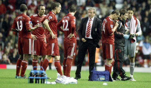 右脚踝囊受伤的基米希随德国队抵达卢森堡，走路仍有不便