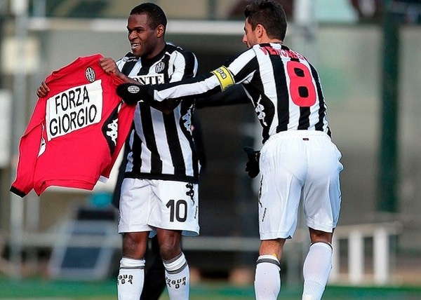 男子用手套自制钓鱼手势浮漂，看到“OK”就表示鱼已咬钩浮漂